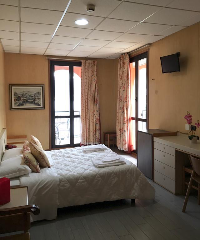 Hotel Socrate Lavena Ponte Tresa Kültér fotó