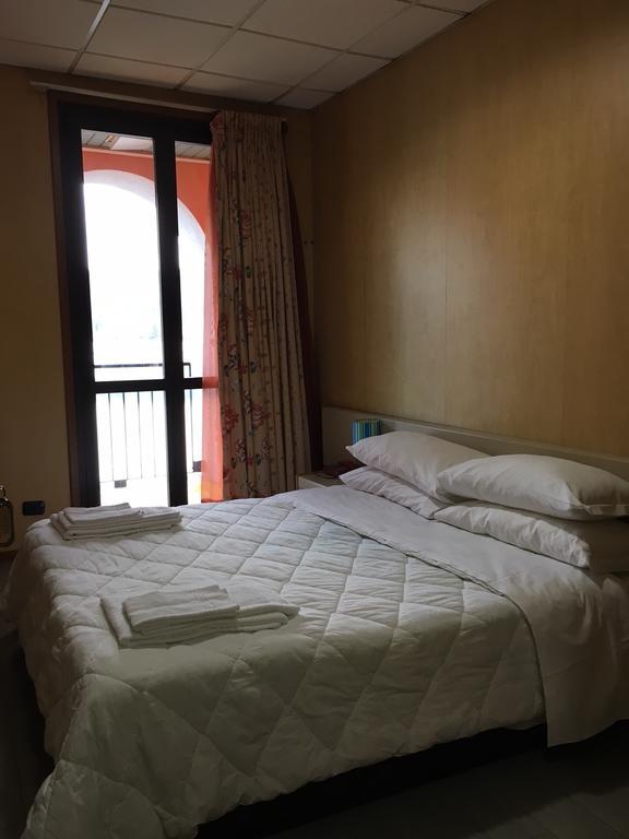 Hotel Socrate Lavena Ponte Tresa Kültér fotó