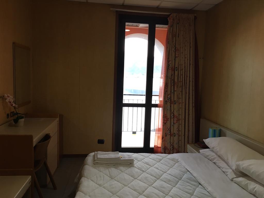 Hotel Socrate Lavena Ponte Tresa Kültér fotó
